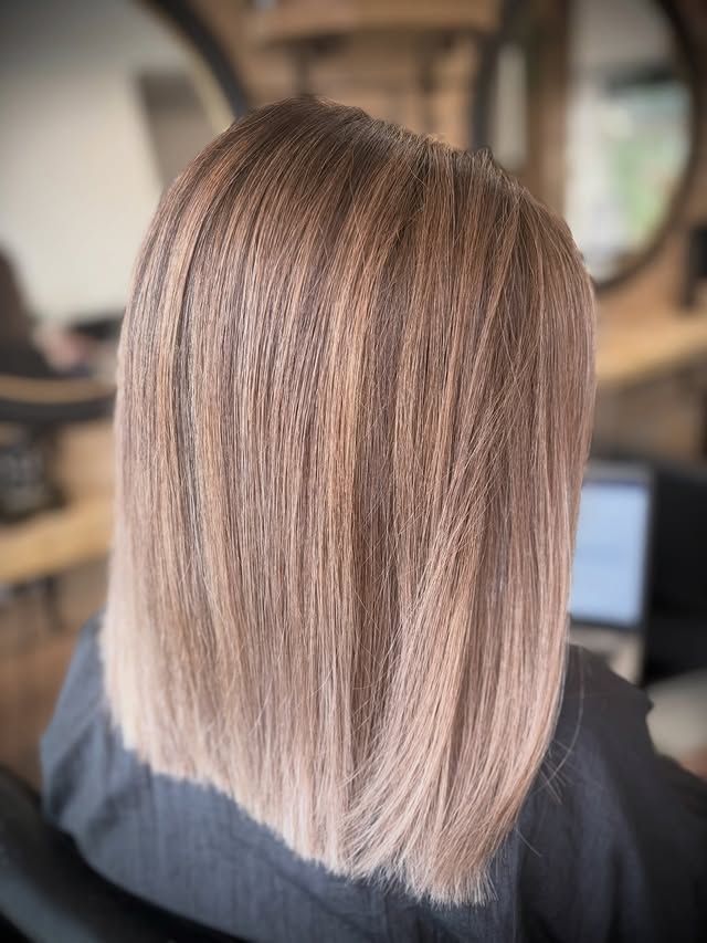 Rose blonde blunt cut